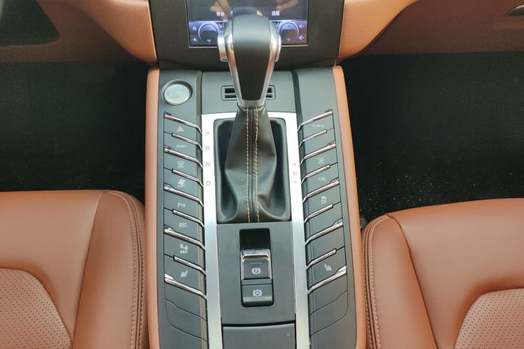 众泰SR9 2017款 2.0T 自动极致之梦版中控内饰18