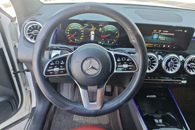 奔驰GLB 2023款 GLB 220 动感型中控内饰13