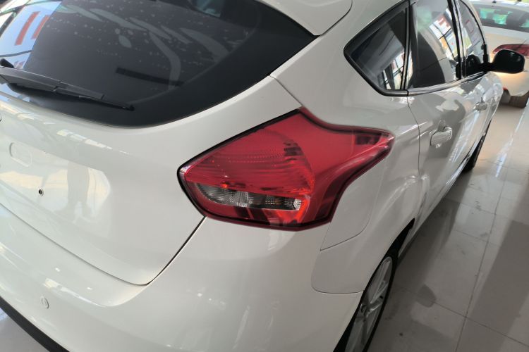 福特 福克斯 2017款 两厢 1.6L 自动风尚型智行版车身外观9