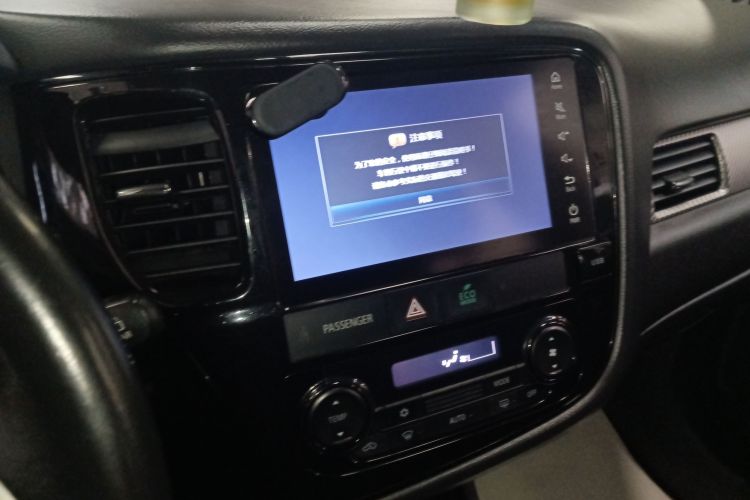 三菱 欧蓝德 2016款 2.0L 两驱风尚版 5座中控内饰16