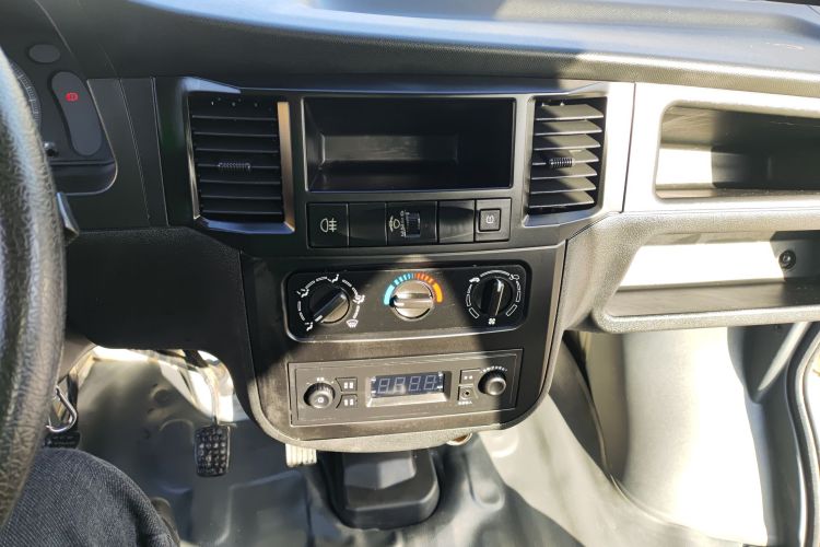 五菱汽车 五菱之光 2023款 1.5L 实用型 5/7座中控内饰16