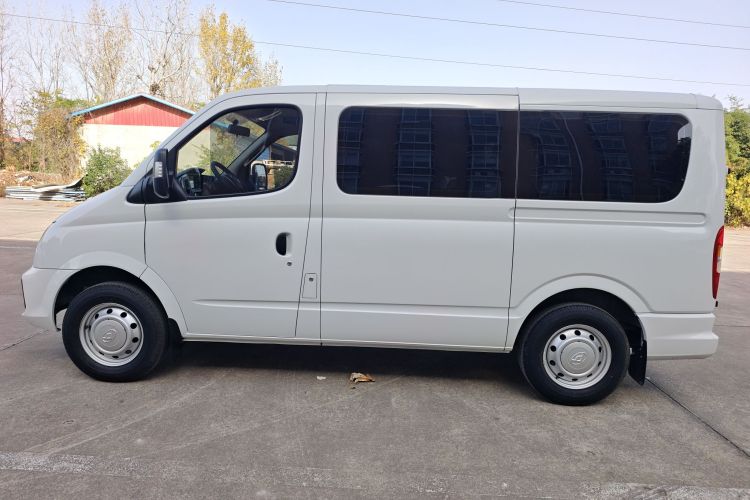 上汽大通MAXUS 新途V80 2024款 傲运通超值版 6MT 短轴超低顶127Ps 5/6座车身外观6003