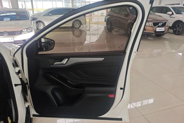 福特 福克斯 2022款 三厢 EcoBoost 180 自动竞速版中控内饰42