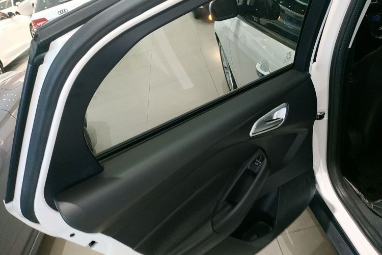 福特 福克斯 2015款 两厢 1.6L 自动风尚型中控内饰49