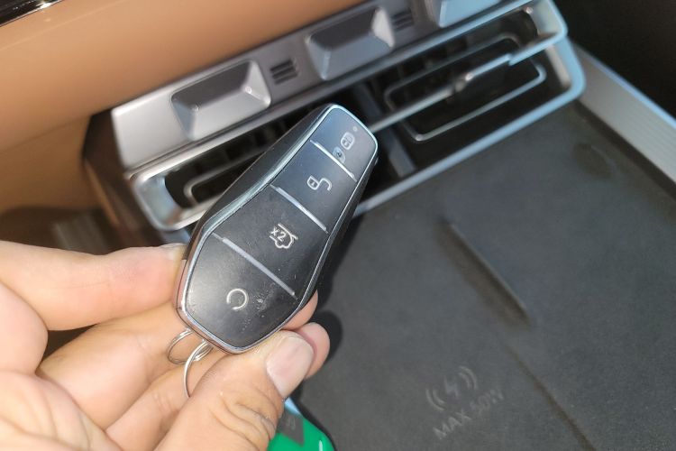 比亚迪 汉L 2025款 DM-p 四驱激光雷达旗舰型中控内饰11