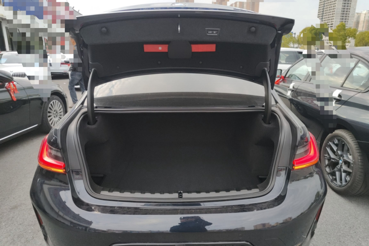 宝马3系 2025款 330Li M运动曜夜套装机舱底盘23