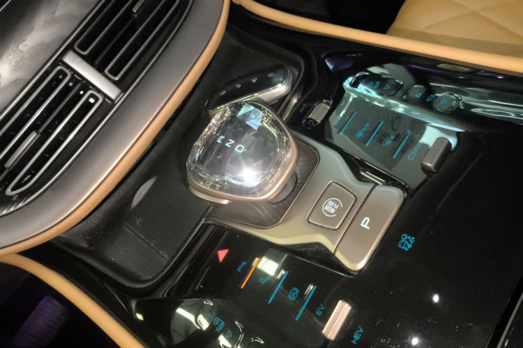 腾势D9 2022款 DM-i 1040 尊贵型中控内饰18