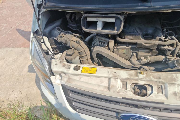 福特 新世代全顺 2016款 2.2T短轴6座中顶多功能车局部细节9005