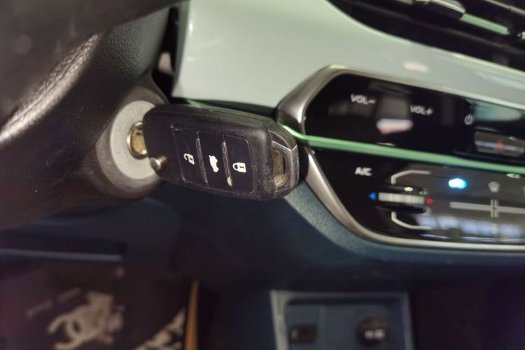 长安欧尚 奔奔E-Star 2022款 国民版 多彩限量款（快充版）三元锂中控内饰7001