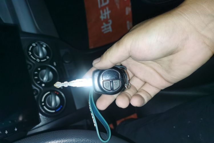 铃木 奥拓 2013款 1.0L 自动豪华型中控内饰11