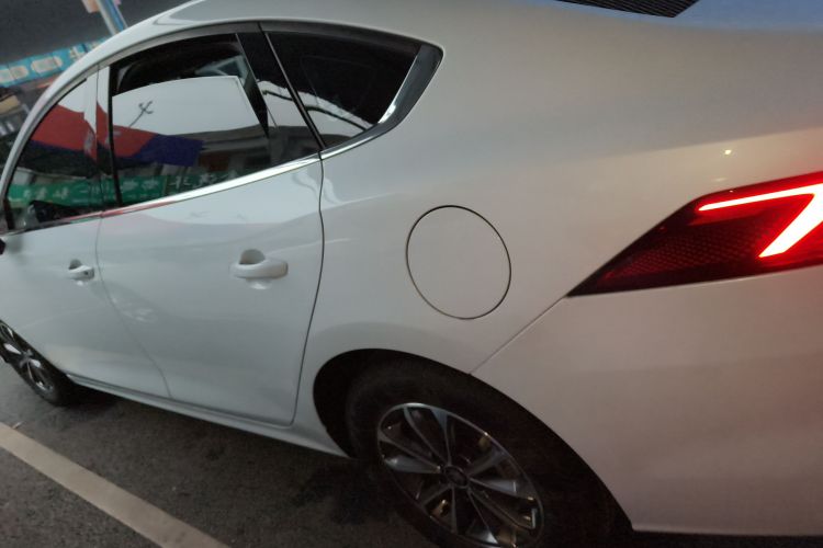 比亚迪 秦PLUS 2023款 冠军版 DM-i 55KM领先型车身外观4