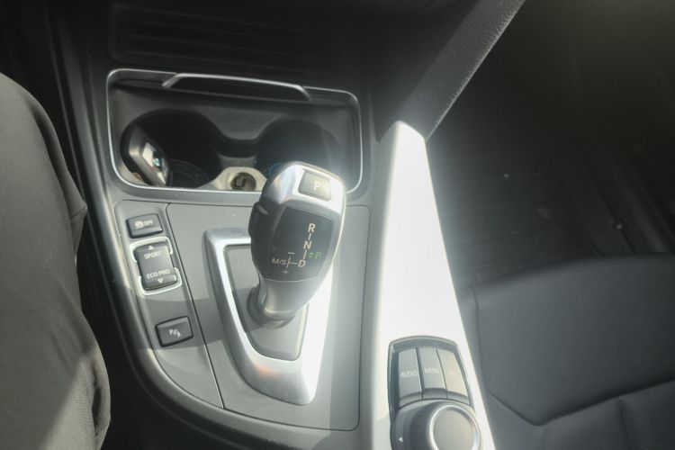 宝马3系GT 2016款 320i 时尚型中控内饰18