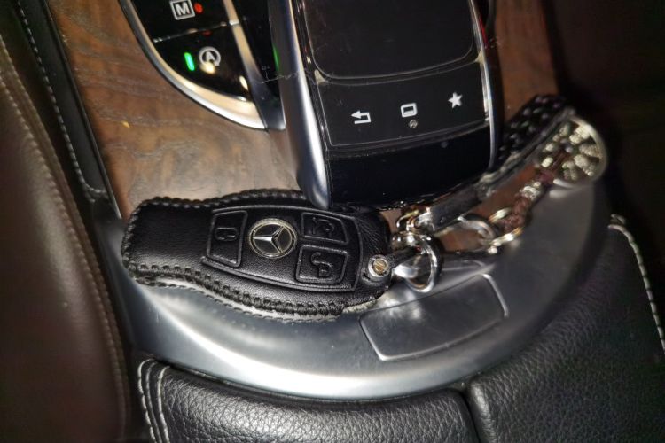 奔驰GLC 2016款 GLC 300 4MATIC 动感型中控内饰11