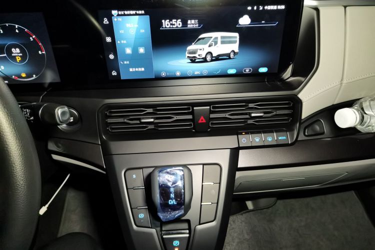 福特 全顺T8 2024款 T8 2.3T柴油自动短轴中顶6座多功能版3/3中控内饰16