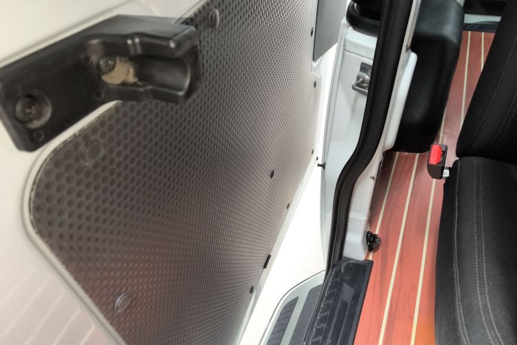 福特 全顺 2023款 2.0T汽油自动多功能商用车中轴低顶5/6座中控内饰45