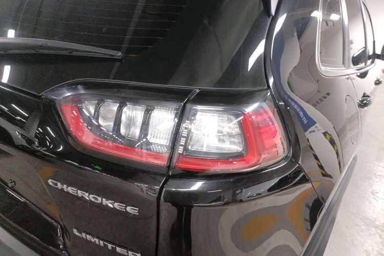 Jeep 自由光 2019款 2.0T 两驱智享版 国VI车身外观9