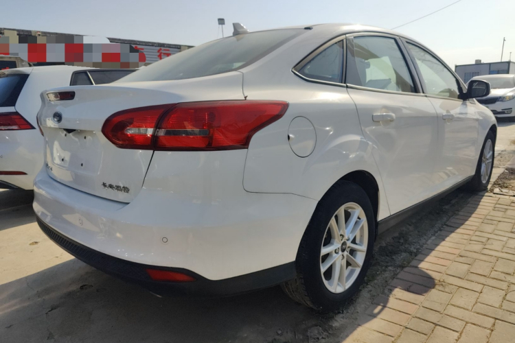 福特 福克斯 2017款 三厢 1.6L 自动风尚型智行版车身外观7