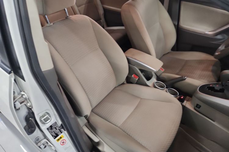 丰田 逸致 2014款 星耀 180G CVT舒适版局部细节41