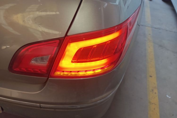 标致408 2013款 2.0L 手动舒适版车身外观9