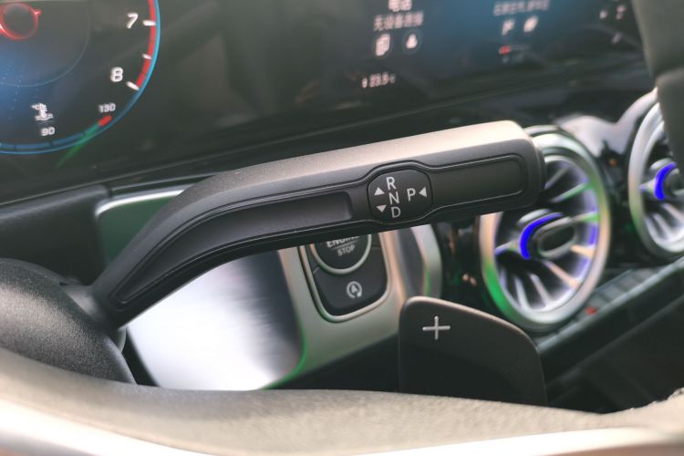 奔驰GLB 2023款 GLB 220 时尚型中控内饰18