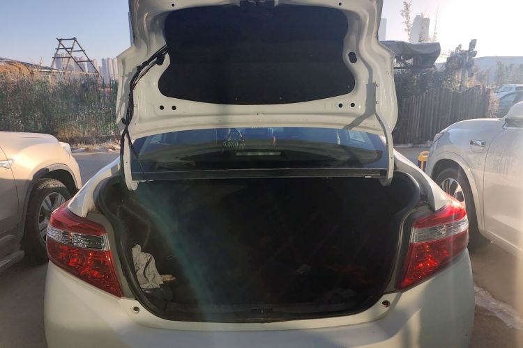 丰田 威驰 2014款 1.5L 手动智尚版机舱底盘23