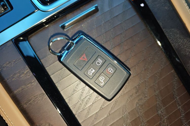 捷豹XFL 2024款 2.0T P250 两驱尊享豪华版中控内饰11