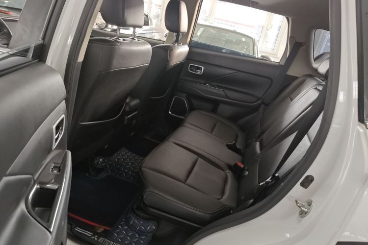 三菱 欧蓝德 2016款 2.4L 四驱精英版 5座中控内饰21