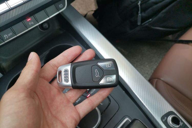 奥迪A4L 2017款 40 TFSI 时尚型中控内饰7001