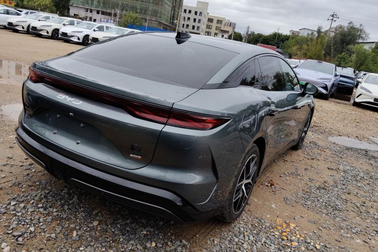 比亚迪 汉L 2025款 DM-p 四驱激光雷达旗舰型车身外观7