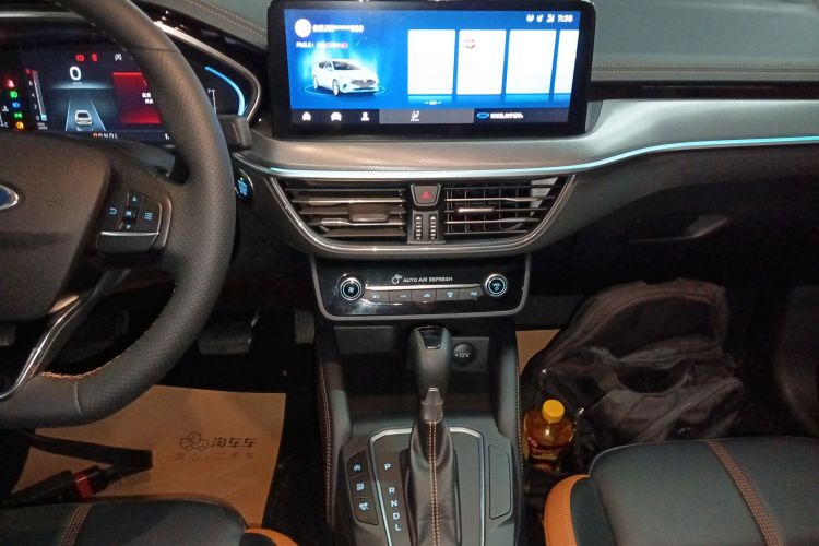 福特 福克斯 2022款 三厢 EcoBoost 180 自动竞速版中控内饰16