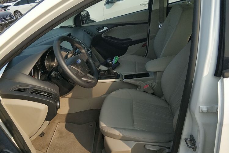 福特 福克斯 2015款 三厢 1.6L 手动舒适型局部细节19