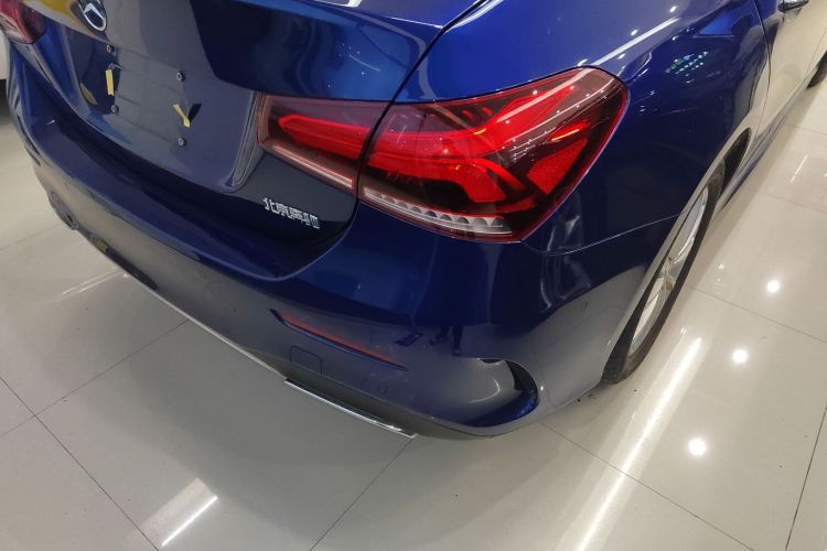 奔驰A级 2022款 改款 A 200 L 运动轿车时尚型车身外观9