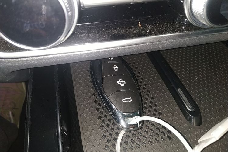 红旗HS5 2023款 2.0T 旗享Pro版中控内饰11