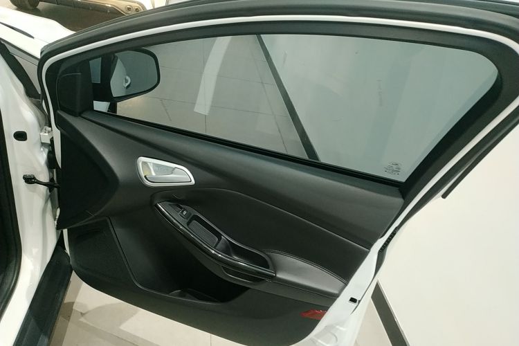 福特 福克斯 2015款 两厢 1.6L 自动风尚型中控内饰42