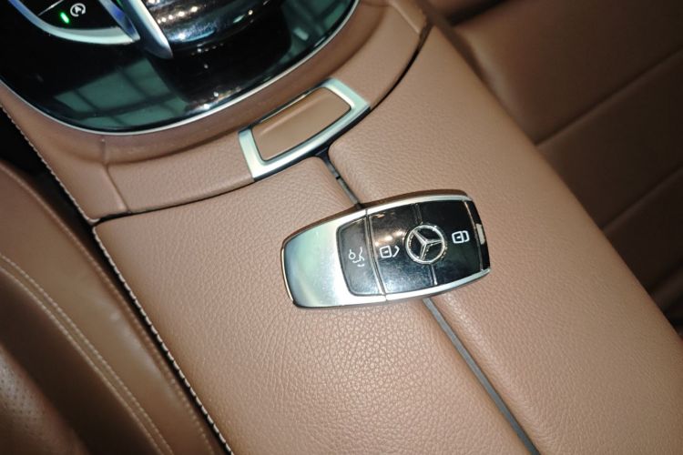 奔驰E级 2016款 E 200 L 运动型中控内饰11