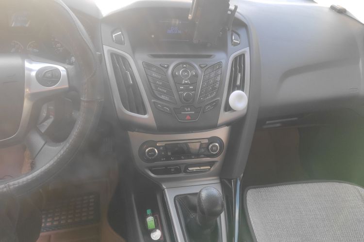 福特 福克斯 2012款 三厢 1.6L 手动风尚型中控内饰16