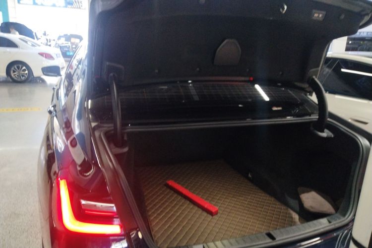 宝马7系 2019款 改款 740Li 领先型 M运动套装机舱底盘23