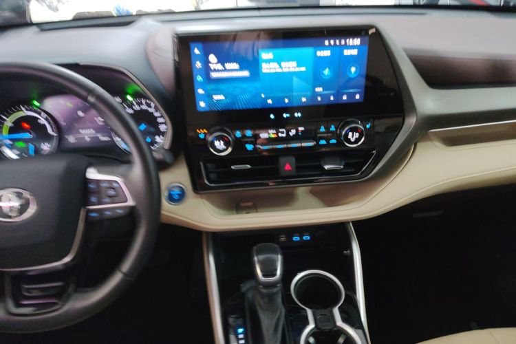 丰田 汉兰达 2022款 双擎 2.5L 四驱尊贵版 7座中控内饰16