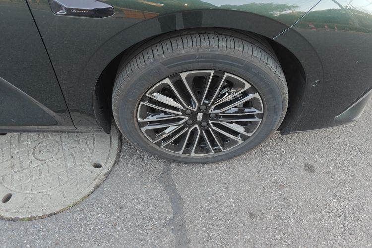 吉利银河 银河星耀8 2025款 130km EM-i 尊贵版车身外观10