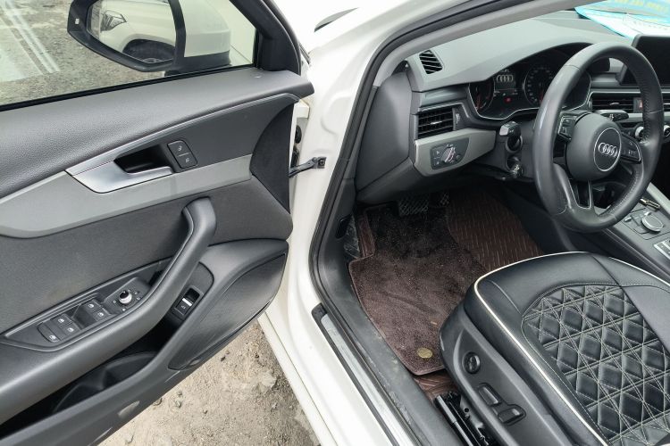 奥迪A4L 2018款 30周年年型 40 TFSI 进取型中控内饰20