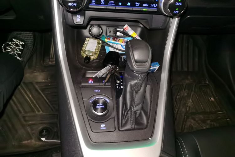 丰田 威兰达 2020款 双擎 2.5L E-CVT四驱豪华版中控内饰18