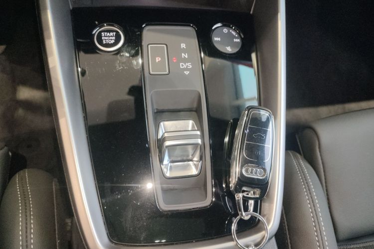 奥迪A3 2024款 A3L Limousine 35 TFSI 时尚运动型中控内饰18