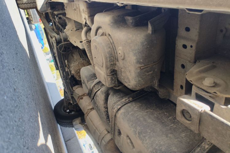 江铃福顺 2023款 2.0T 手动短轴低顶商运型多功能乘用车6座 双开尾门局部细节9003