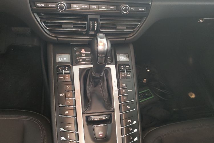 保时捷 2020款 Macan 2.0T中控内饰18