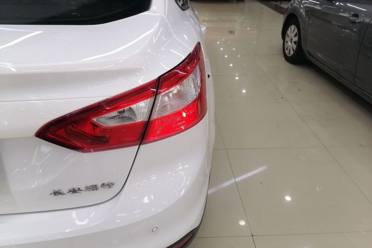 福特 福克斯 2012款 三厢 1.6L 自动风尚型车身外观9