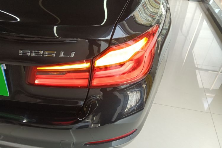 宝马5系 2019款 525Li 豪华套装车身外观9