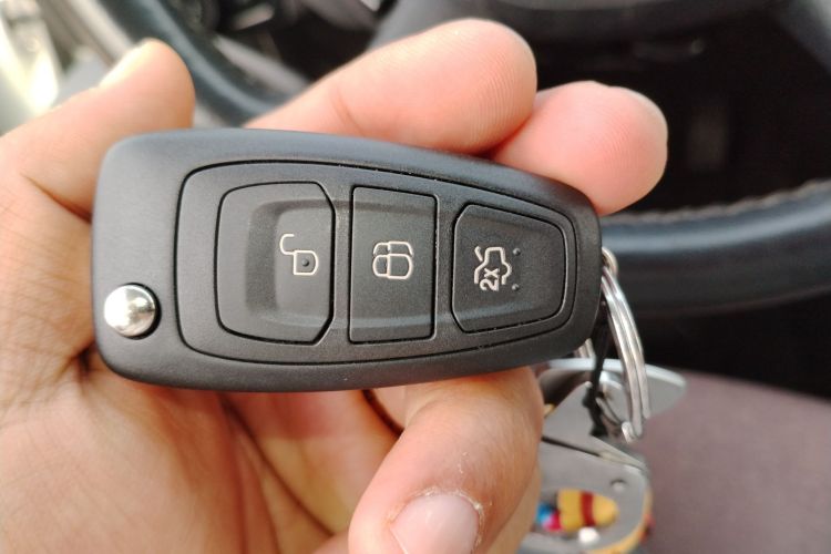 福特 福克斯 2012款 两厢 2.0L 手动豪华运动型中控内饰7001