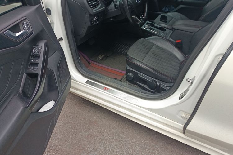 福特 福克斯 2020款 三厢 EcoBoost 180 自动ST Line中控内饰20