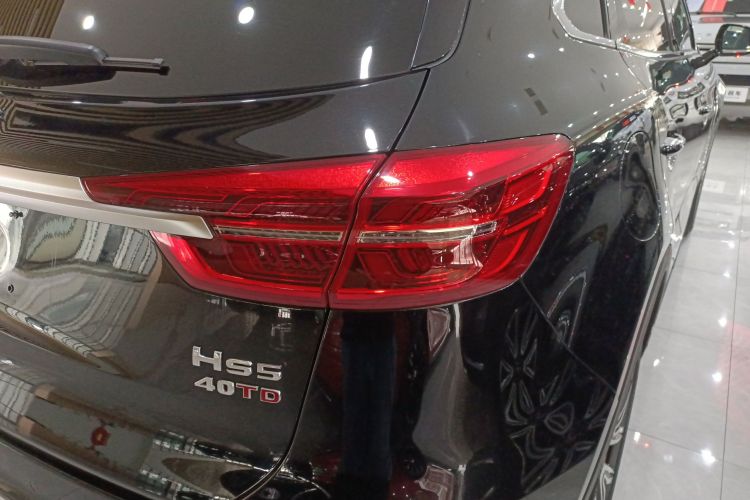 红旗HS5 2022款 改款 2.0T 智联旗享四驱版车身外观9