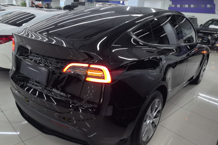 特斯拉 Model Y 2022款 改款 后轮驱动版车身外观7